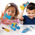 Τα παιδιά προσποιούνται ότι παίζουν γιατρό σετ παιχνίδια γιατρού